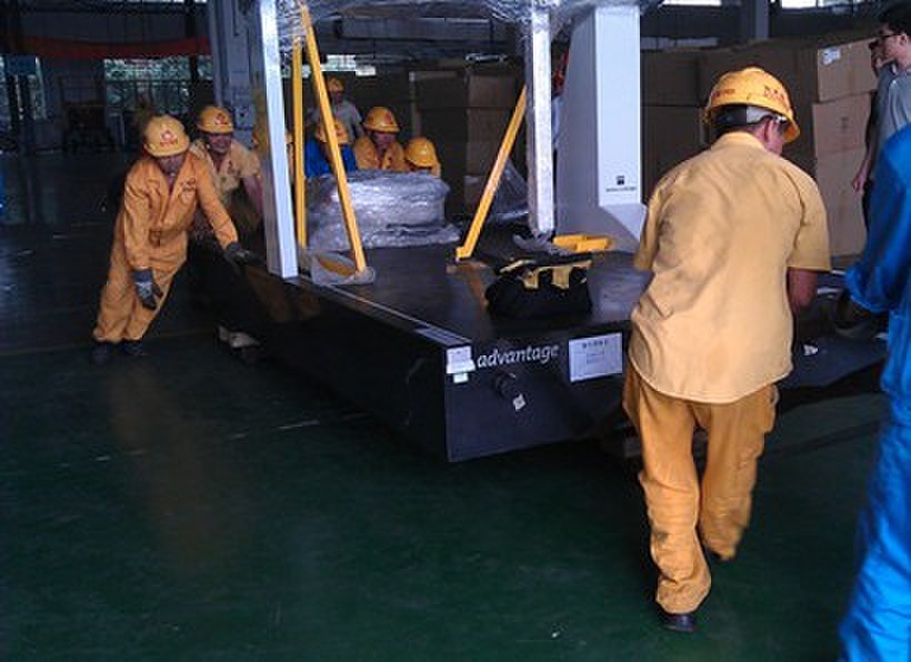 搬運大型設(shè)備中應(yīng)用到搬運坦克車